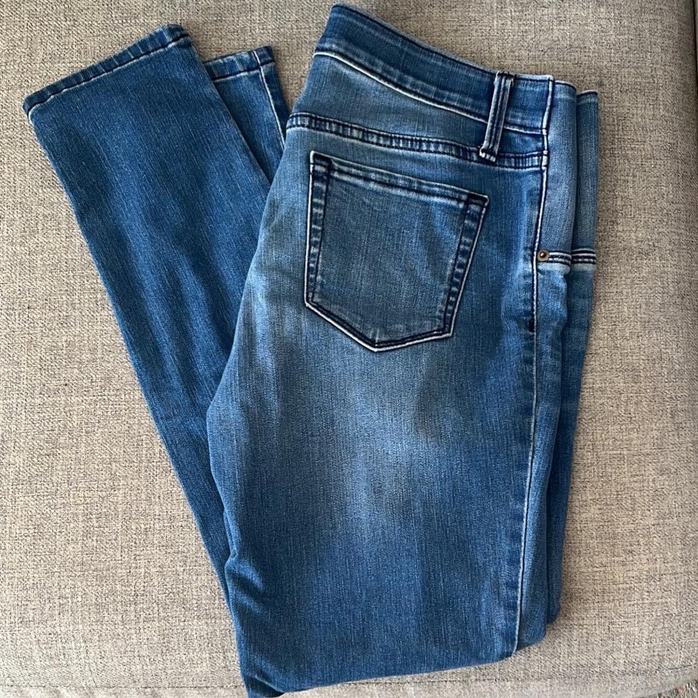Ingrid & Isabel. Size 8 maternity jeggings.